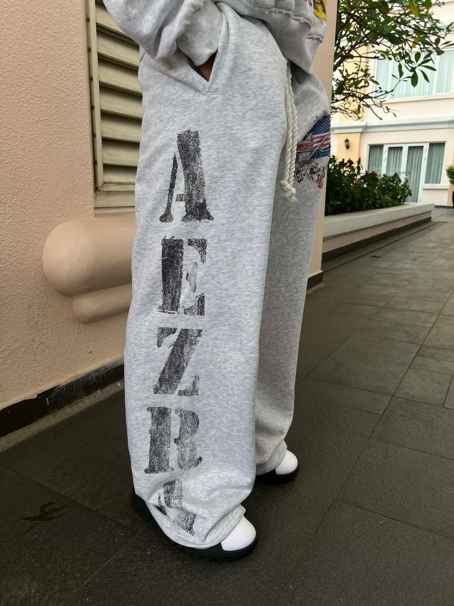 Aezra - War In The Court (Sweatpants)